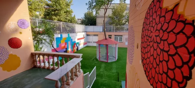چمن مصنوعی حیاط مدرسه غیر انتفاعی امام رضا قزوین