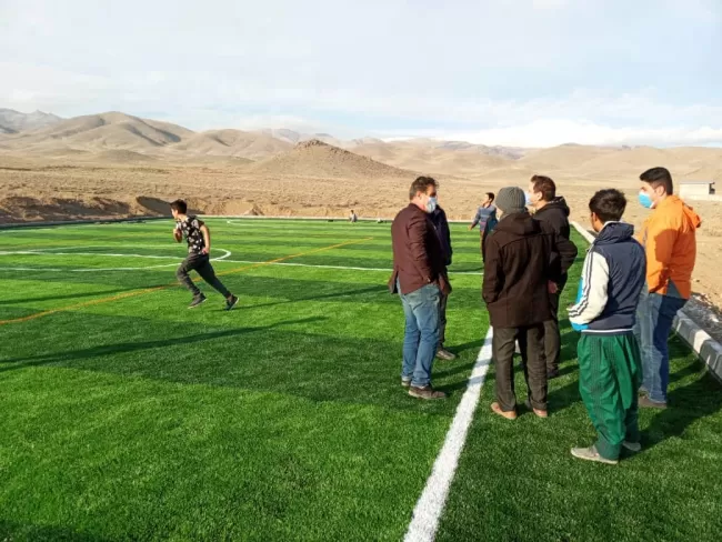 مردم در کنار زمین فوتبال چمن مصنوعی چرمک ساوه