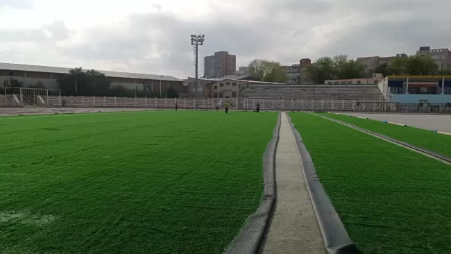 اتصال چمن مصنوعی ها با لایه اتصال به هم در زمین فوتبال تختی اردبیل